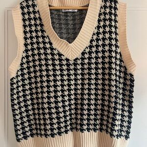 Houndstooth Knit V-Neck Sweater Vest - Black & Cream
